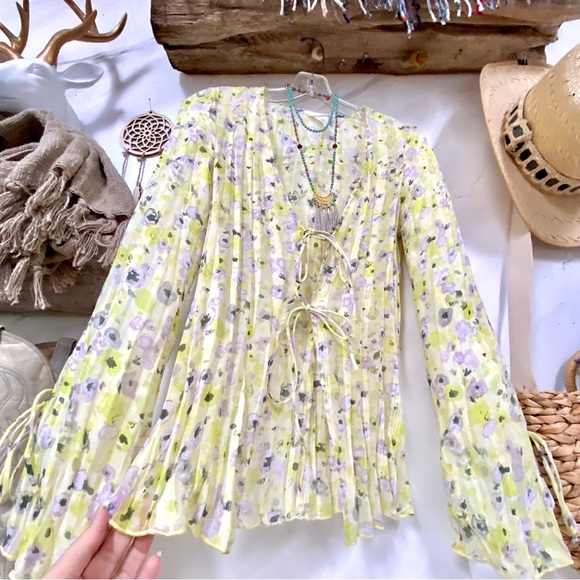 Lemon🍋 fresh sheer pleated Floral boho blouse w shabby chic resort vacay vibe - Picture 4 of 12